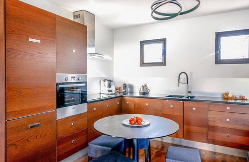 8th Arrondissement House | Beautiful home in Marseille with house sea view