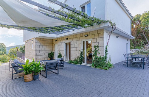 Molunat House | Beautiful home in Molunat with kitchen