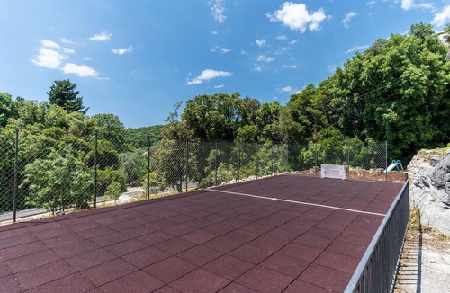 Molunat House | Beautiful home in Molunat with kitchen