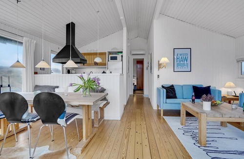 Pandrup House | Beautiful home in Pandrup with WiFi