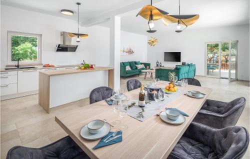 Zminj House | Beautiful Home In Pifari