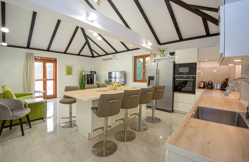 Pokrovnik House | Beautiful home in Pokrovnik with sauna
