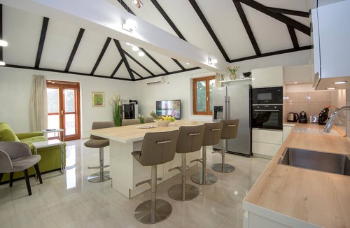 Pokrovnik House | Beautiful home in Pokrovnik with sauna