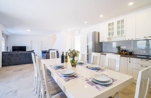 Putnikovic House | Beautiful home in Putnikovic with WiFi