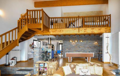 Real House | Beautiful Home In Réal With House A Mountain View