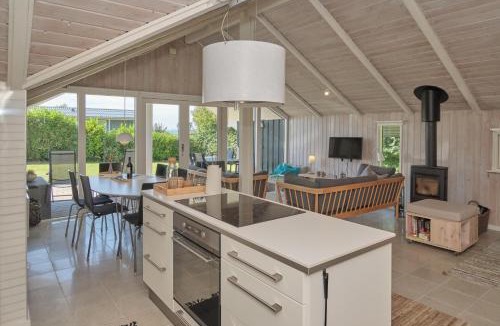 Ronde House | Beautiful Home In Rønde With 3 Bedrooms And Wifi