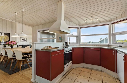 Ronde House | Beautiful home in Rønde with kitchen