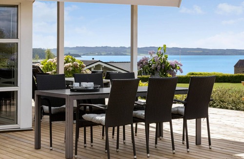 Ronde House | Beautiful home in Rønde with kitchen