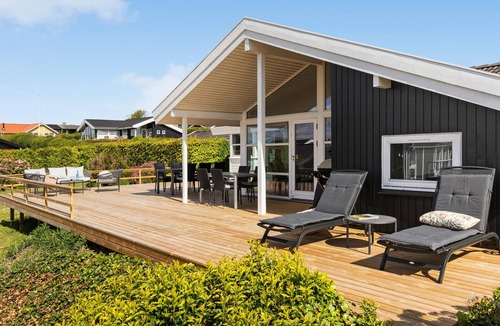 Ronde House | Beautiful home in Rønde with kitchen