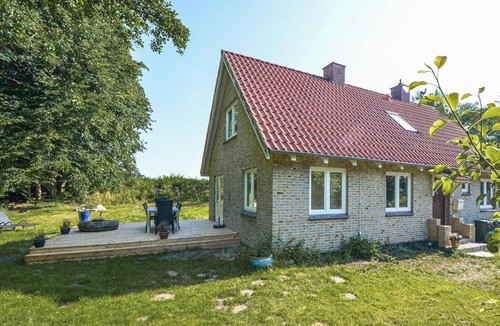 Ronde House | Beautiful home in Rønde with kitchen