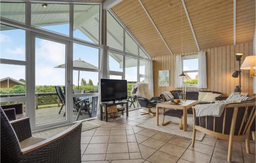 Grønninghoved Strand House | Beautiful Home In Sjølund With Wifi