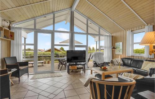 Grønninghoved Strand House | Beautiful Home In Sjølund With Wifi