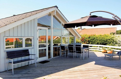 Grønninghoved Strand House | Beautiful home in Sjølund with sauna