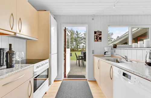 Skjern House | Beautiful home in Skjern with kitchen