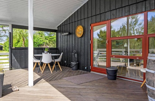 Skjern House | Beautiful home in Skjern with kitchen