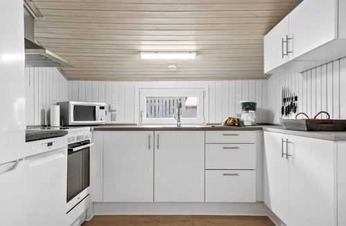 Skjern House | Beautiful home in Skjern with kitchen