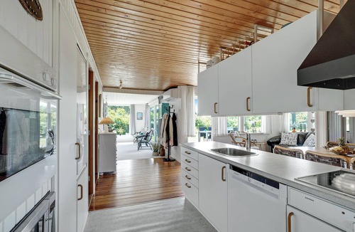 Spøttrup House | Beautiful home in Spøttrup with kitchen