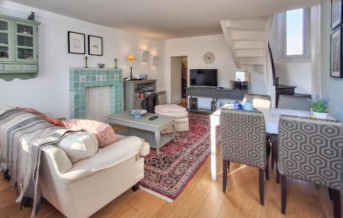 Taden House | Beautiful Home In Taden With Wifi