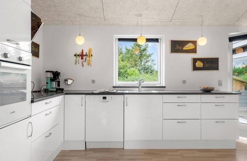 Skaven Strand House | Beautiful home in Tarm with WiFi