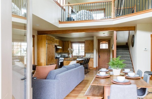 Cle Elum Cabin | Beautiful home in the heart of Suncadia overlooking golf, near tubing, winery and more!