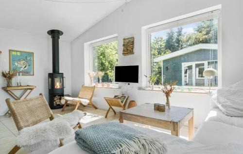 Holloselund House | Beautiful Home In Vejby With Kitchen