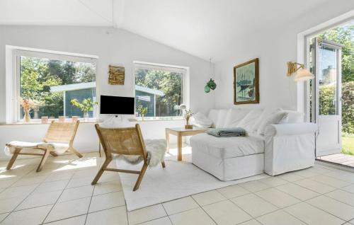 Holloselund House | Beautiful Home In Vejby With Kitchen