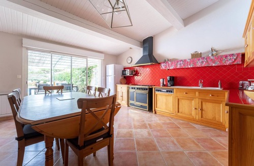 Villegly House | Beautiful home in Villegly with kitchen