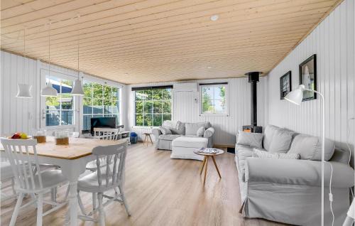 Vinderup House | Beautiful Home In Vinderup With Kitchen