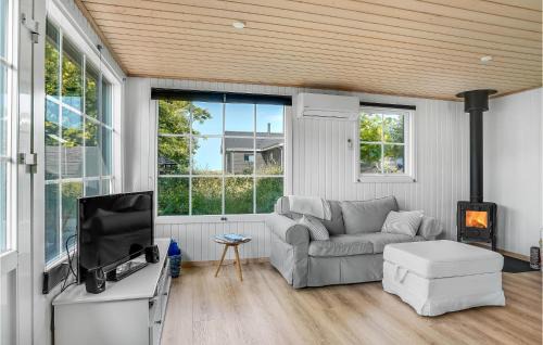 Vinderup House | Beautiful Home In Vinderup With Kitchen