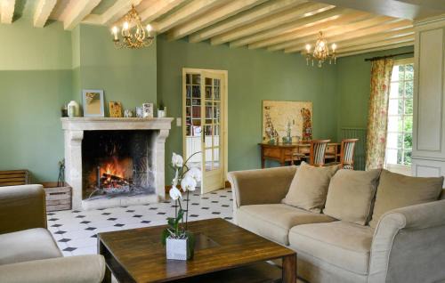 Yevre-la-Ville House | Beautiful Home In Yèvre-La-Ville