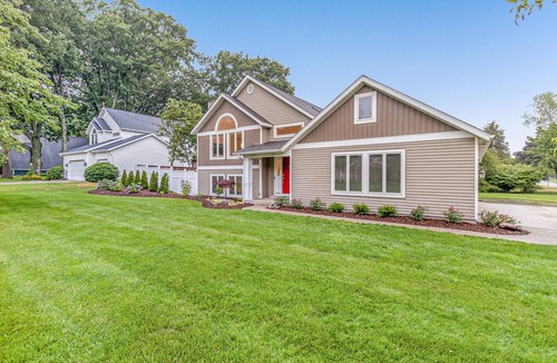 Holland House | Beautiful home, quiet neighborhood w hot tub. Close to shopping, beach & trails.