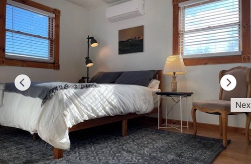 Tivoli House | Beautiful Home w Deck and Fenced Yard Walking To Town of Tivoli