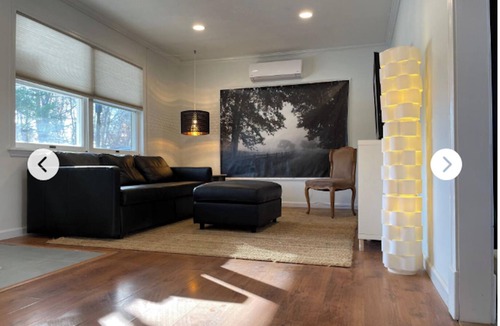 Tivoli House | Beautiful Home w Deck and Fenced Yard Walking To Town of Tivoli