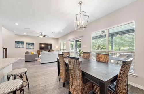 West Livingston House | Beautiful home with lake views and in-ground pool