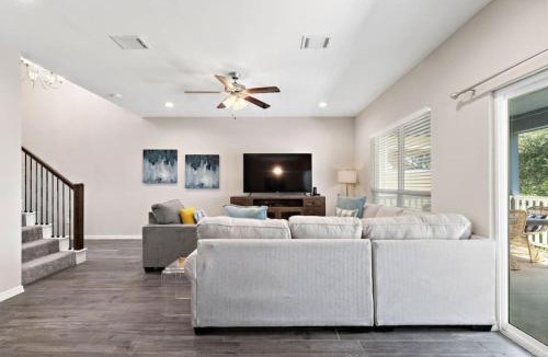 West Livingston House | Beautiful home with lake views and in-ground pool