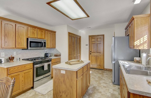 Voth House | Beautiful Home with Amazing back patio. 3br/2bth - sleeps 8.