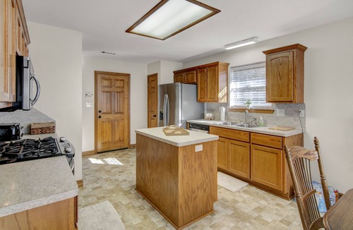 Voth House | Beautiful Home with Amazing back patio. 3br/2bth - sleeps 8.