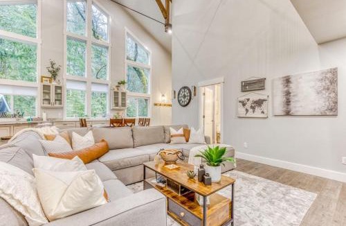 Welches House | Beautiful home with fireplace sauna full kitchen & W&D