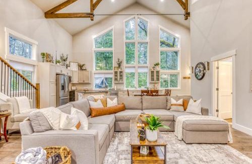 Welches House | Beautiful home with fireplace sauna full kitchen & W&D