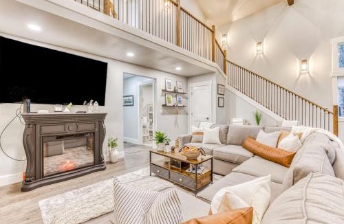 Welches House | Beautiful home with fireplace sauna full kitchen & W&D