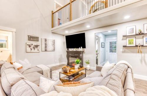 Welches House | Beautiful home with fireplace sauna full kitchen & W&D