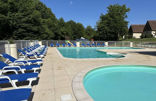 Le Bourg House | Beautiful house in a holiday park with a pool
