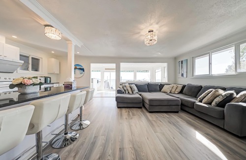 Innisfil House | Beautiful House by Lake Simcoe