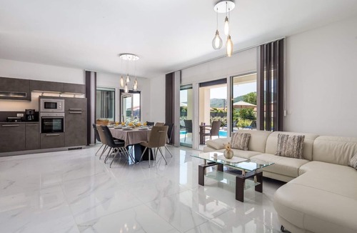 Sarsoni House | Beautiful house for 8 with spacious swimming pool