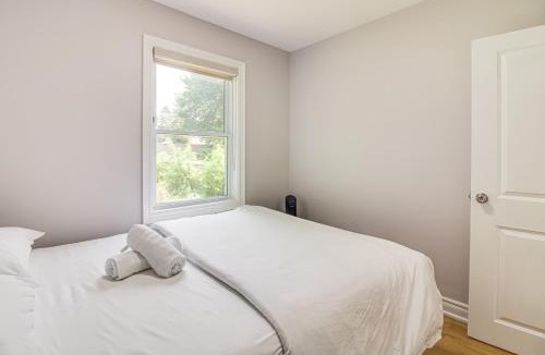 Scarborough Apartment | Beautiful house near bluffers beach, 25 minutes to Toronto Downtown, free parking, and wifi