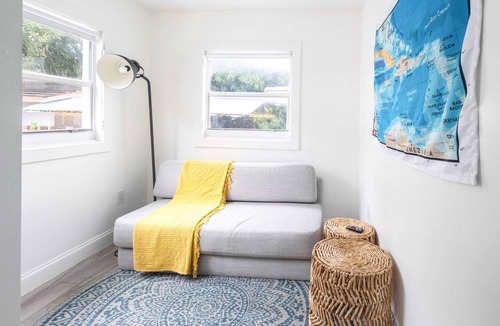The Roads House | Beautiful House Sleep 8 with Pool & Free Parking