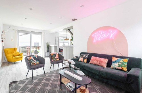 The Roads House | Beautiful House Sleep 8 with Pool & Free Parking