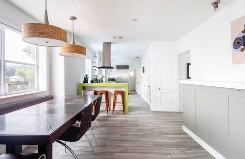 The Roads House | Beautiful House Sleep 8 with Pool & Free Parking