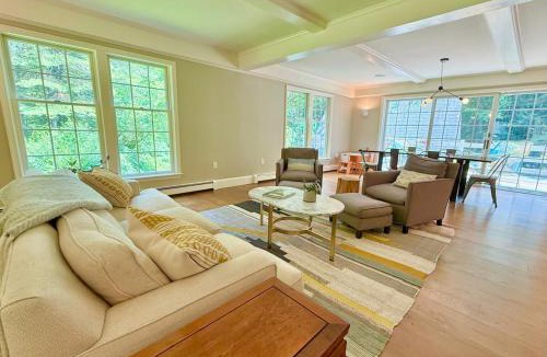 Glendale House | Beautiful House in the Woods, Huge Yard, Hot Tub
