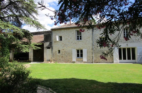 Baillargues House | Beautiful house with character, in a quiet area with large park, courtyard, 20 minutes from the beaches.